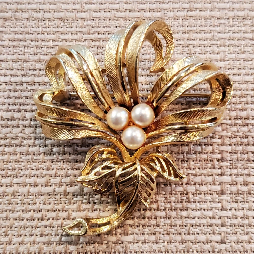 Vintage goldtone & faux pearl flower brooch